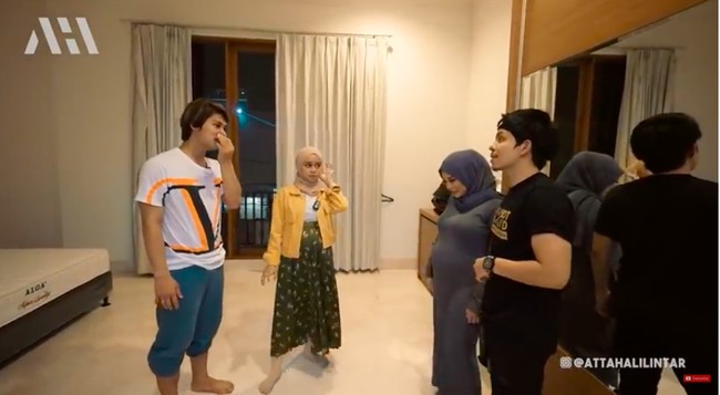 Ruangan ini dipersiapkan Rizky Billar dan Lesti Kejora sebagai kamar buah hati mereka. (Foto: YouTube/AH)