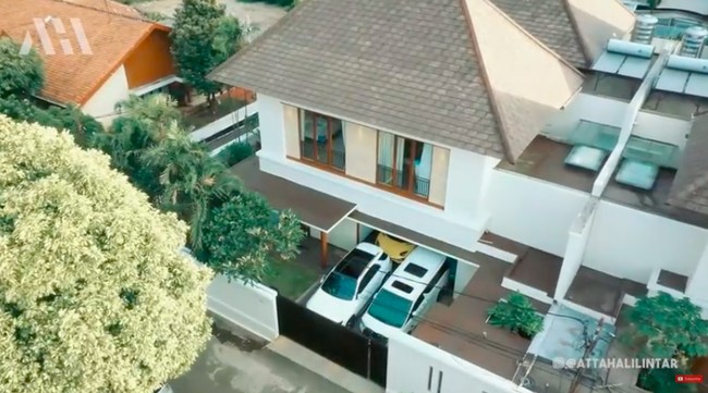 Kerap pamer mesra di media sosial, Lesti Kejora tiba-tiba melaporkan suaminya Rizky Billar sebagai pelaku KDRT ke polisi. Di rumah inilah, Rizky Billar diduga melakukan kekerasan terhadap istrinya.  (Foto: YouTube/AH)