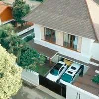 Kerap pamer mesra di media sosial, Lesti Kejora tiba-tiba melaporkan suaminya Rizky Billar sebagai pelaku KDRT ke polisi. Di rumah inilah, Rizky Billar diduga melakukan kekerasan terhadap istrinya.  (Foto: YouTube/AH)