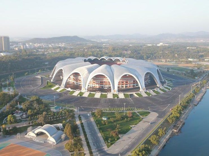 Ini dia posisi pertama staion dengan kapasitas penonton terbanyak di dunia diraih oleh Rungrado Stadium di Pyongyang, Korea Utara. Stadion ini menempati area seluas 20,7 hektare dan mampu menampung penonton sebanyak 114.000 orang.