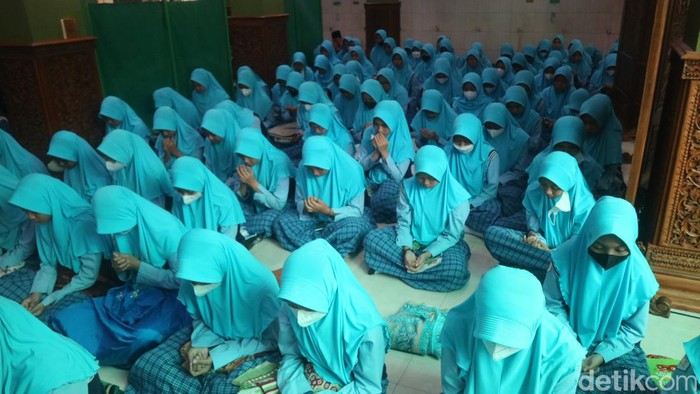 Salat gaib di MAN 2 Kudus untuk korban Tragedi Kanjuruhan, Rabu (5/10/2022).