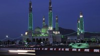 Sebuah masjid dihiasi lampu hijau di Sanaa, Yaman, Selasa (4/10/2022). Ibukota Sanaa mempercantik diri dengan gemerlap lampu hijau, sebagai bentuk kegembiraan dalam menyambut perayaan Maulid Nabi Muhammad SAW.  