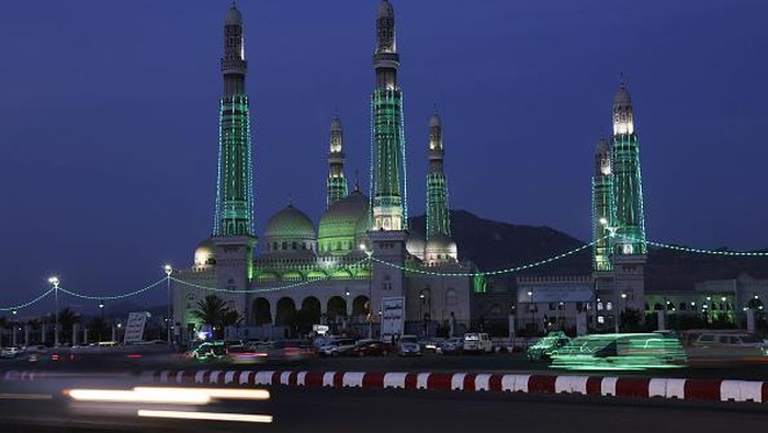 Sambut Maulid Nabi, Mobil-mobil di Yaman Menghijau Sebuah masjid dihiasi lampu hijau di Sanaa, Yaman, Selasa (4/10/2022) waktu setempat. Ibukota Sanaa mempercantik diri dengan gemerlap lampu hijau, sebagai bentuk kegembiraan dalam menyambut perayaan Maulid Nabi Muhammad SAW.