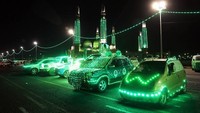 Mobil-mobil yang disinari lampu hijau terparkir di jalanan Sanaa, Yaman, Selasa (4/10/2022). Pada malam hari, semua fasilitas dan bangunan pemerintah diterangi dengan lampu hijau. Menciptakan suasana spiritualitas, kesejukan dan ketenangan bagi pejalan kaki.  