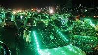 Mobil-mobil disinari dengan lampu dekorasi berwarna hijau di Sanaa, Yaman, Selasa (4/10/2022) waktu setempat.  