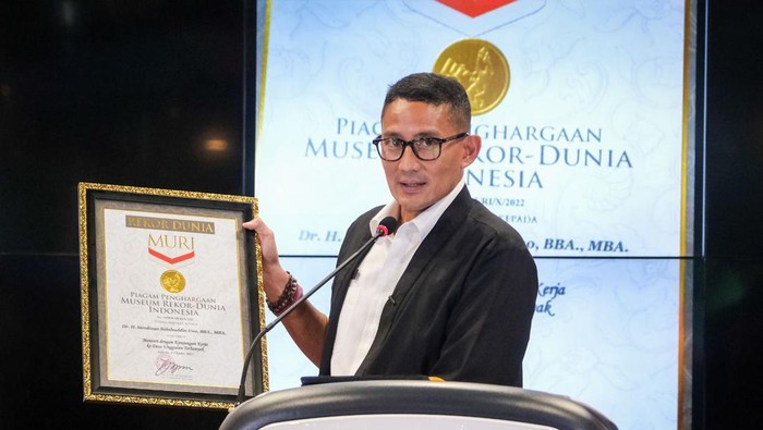 Sandiaga Uno raih rekor MURI sebagai menteri dengan kunjungan kerja ke desa unggulan terbanyak.