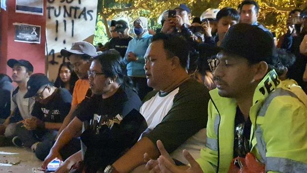 Sejumlah pentolan Bonek turut berdoa bersama dan tahlilan bagi korban tragedi Kanjuruhan