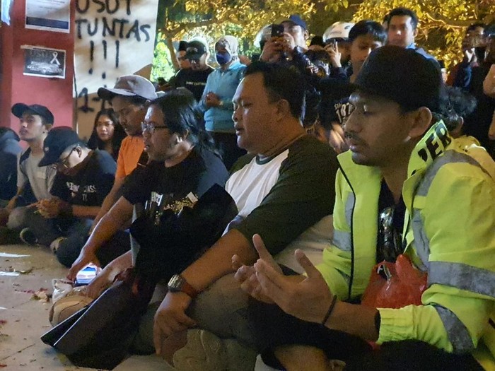 Sejumlah pentolan Bonek turut berdoa bersama dan tahlilan bagi korban tragedi Kanjuruhan