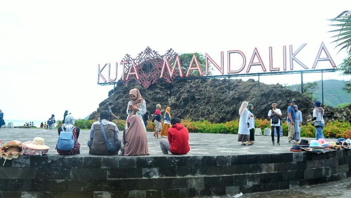 Sejumlah wisatawan saat menikmati liburan di KEK Mandalika, Lombok Tengah, NTB. (Foto: Ahmad Viqi/detikBali)