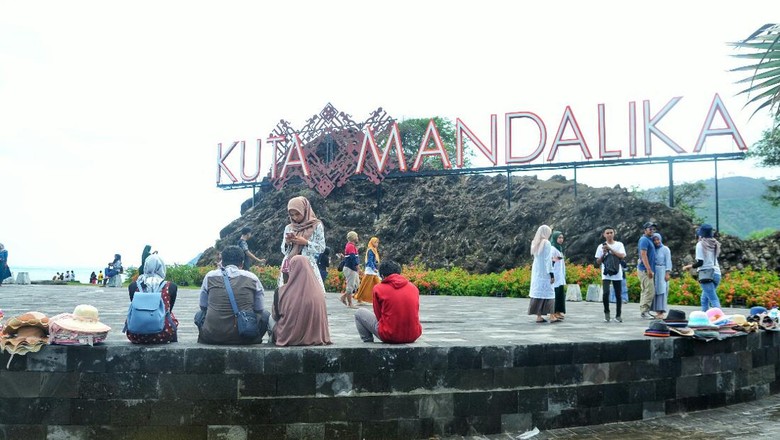 Sejumlah wisatawan saat menikmati liburan di KEK Mandalika, Lombok Tengah, NTB. (Foto: Ahmad Viqi/detikBali) Sejumlah wisatawan saat menikmati liburan di KEK Mandalika, Lombok Tengah, NTB. (Foto: Ahmad Viqi/detikBali)