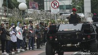 Nampak para warga berdiri di trotoar guna menyambut para prajurit TNI yang melakukan parade. Warga sudah berdatangan sejak pagi.
