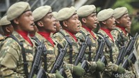 Sejumlah prajurit TNI melakukan parade sepanjang Istana Merdeka hingga Bundaran HI.
