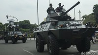 Kendaraan tempur TNI melintasi Monas saat parade alutsista dalam rangka HUT ke-77 TNI. Jalan Medan Merdeka Barat ditutup bagi pengendara saat parade TNI digelar.
