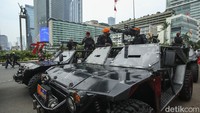 Kendaraan tempur TNI saat berada di Bundaran HI. 