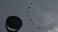 Selain parade di jalanan, TNI AU juga menggelar aksi aerobatik di atas langit Jakarta.