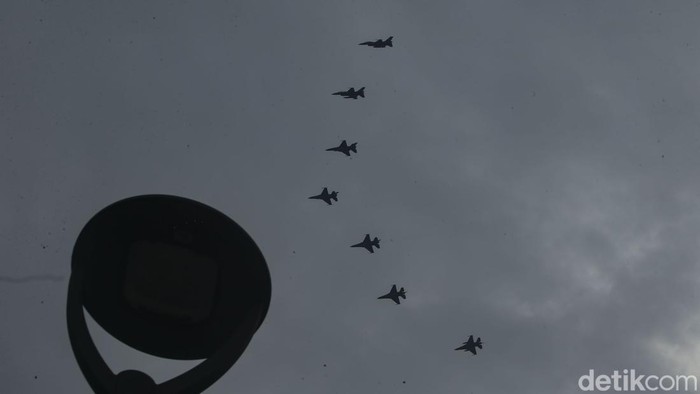 Sejumlah prajurit TNI melakukan parade sepanjang Istana Merdeka hingga Bundaran HI, Rabu (5/10/2022).