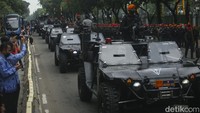 Kendaraan taktis TNI turut serta dalam parade alutsista tersebut. Terlihat warga antusias melihat di pinggir jalan.