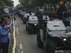 Semarak Parade Alutsista TNI dari Istana Negara hingga Bundaran HI