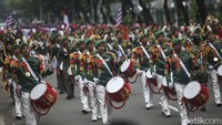 Parade dimulai dengan tim marching band yang disusul dengan prajurit TNI dan alutsista di depan Istana Negara, Jakarta, Rabu, (5/10/2022). Parade ini melintasi Istana Negara hingga Bundaran HI.