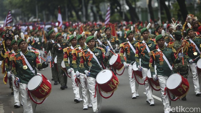 Sejumlah prajurit TNI melakukan parade sepanjang Istana Merdeka hingga Bundaran HI, Rabu (5/10/2022).