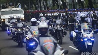 Sejumlah Polisi Militer dengan motor besar melintas saat parade alutsista dalam rangka HUT ke-77 TNI.