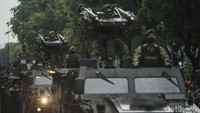 Kendaraan tempur saat mengikuti parade alutsista dalam rangku HUT ke-77 TNI. Sebelumnya, upacara peringatan hari ulang tahun (HUT) ke-77 TNI dilaksanakan di Istana Merdeka, Jakarta.
