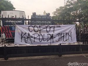 Mahasiswa Demo di Polda, Pasang Spanduk Copot Kapolda Jatim