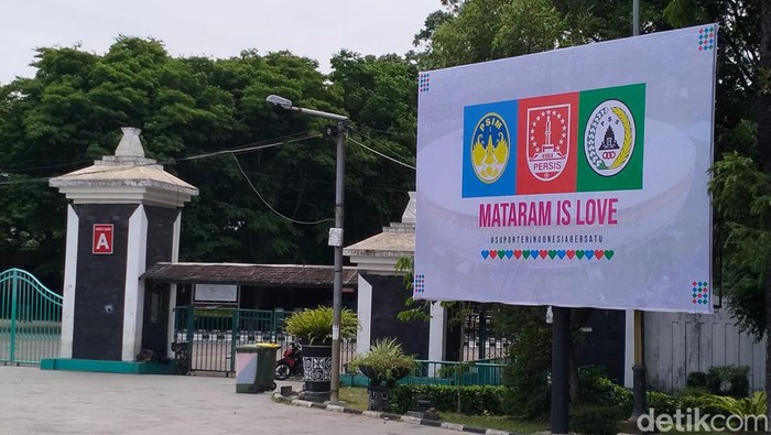 Spanduk Mataran Is Love di Stadion Manahan Solo, Rabu (5/10/2022).