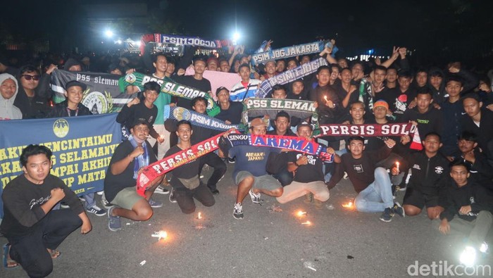 Suasana doa bersama dan salat gaib untuk ratusan korban tragedi di Stadion Kanjuruhan, Malang, Jawa Timur, Selasa (4/10/2022).
