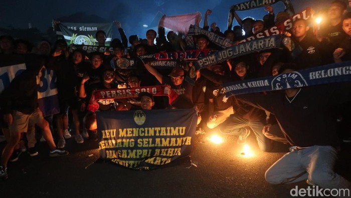 Ribuan orang dari berbagai wadah suporter Jawa Tengah (Jateng) dan Daerah Istimewa Yogyakarta (DIY) memadati Stadion Mandala Krida, Kota Yogyakarta. Mereka melakukan doa bersama dan melaksanakan salat gaib untuk ratusan korban meninggal tragedi di Stadion Kanjuruhan, Malang, Jawa Timur.
