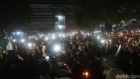 Pantauan detikJateng, tampak suporter PSIM, PSS Sleman hingga Persis Solo menjejali area parkir sebelah barat Mandala Krida. Sembari mengangkat lilin, ribuan orang tersebut mendoakan ratusan orang yang meninggal dalam tragedi di Kanjuruhan Malang. Foto: Pradito Rida Pertana/detikJateng