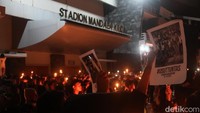Presiden Brajamusti Muslich Burhanudin mengatakan, bahwa malam ini pihaknya beserta suporter dari klub lain khususnya rival melakukan doa bersama hingga salat gaib. Menurutnya, hal tersebut adalah hal yang luar biasa karena dapat berkumpul menjadi satu demi rasa kemanusiaan. Foto: Pradito Rida Pertana/detikJateng