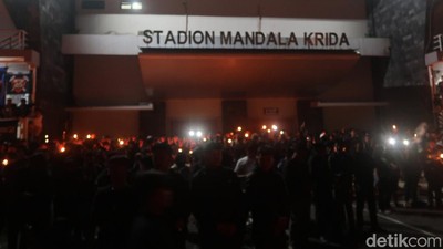 Suasana Haru Ribuan Suporter Jateng-DIY Doakan Korban Tragedi Kanjuruhan