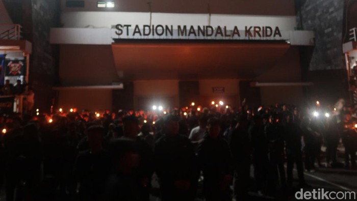 Berbagai wadah suporter saat menyalakan lilin bersama sembari berdoa di Stadion Mandala Krida.