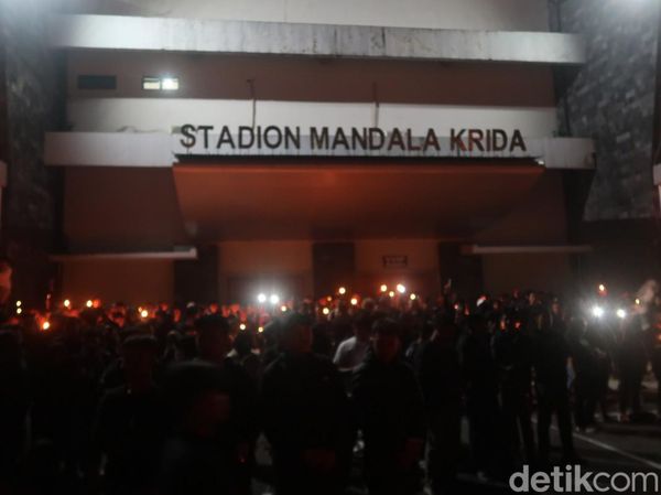 Suasana Haru Ribuan Suporter Jateng-DIY Doakan Korban Tragedi Kanjuruhan