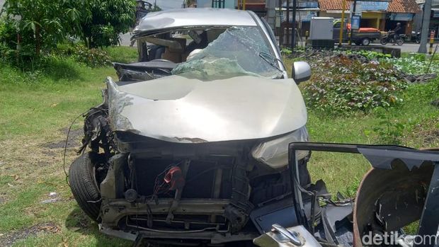 Mobil yang terlibat kecelakaan di Jalan Jogja-Wonosari KM 14,5 tepatnya di Pedukuhan Bintaran Kulon, Kalurahan Srimulyo, Kapanewon Piyungan, Kabupaten Bantul, Rabu (5/10/2022).