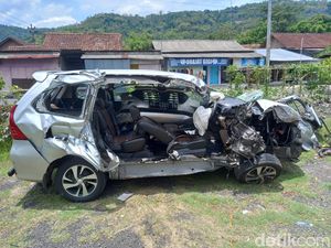 Gagal Nyalip, Truk Boks Tabrak 2 Mobil di Piyungan Bantul