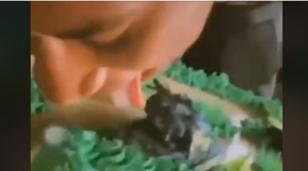 Tangkapan layar video viral oknum polisi di Papua Barat jilat kue ulang tahun untuk HUT TNI ke-77. (dok. Istimewa)