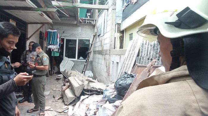 Tembok anak tangga yang roboh dan menimpa warga hingga tewas di Kramat Jati, Jakarta Timur