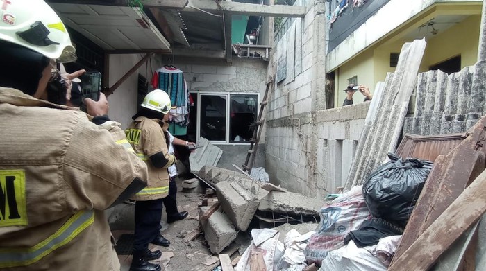 Tembok anak tangga yang roboh dan menimpa warga hingga tewas di Kramat Jati, Jakarta Timur