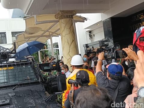 Tersangka pembunuhan Brigadir J, Ferdy Sambo, sempat dipayungi petugas Brimob saat memasuki Kejaksaan Agung (Kejagung). (Rizky AM/detikcom)