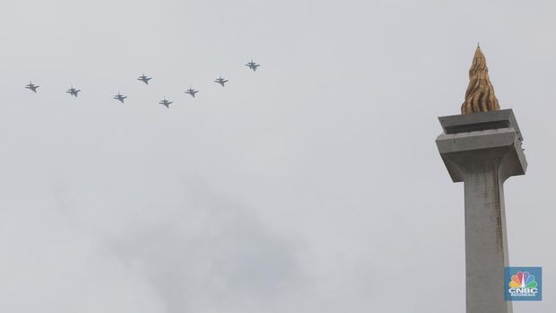 Tim Jupiter Aerobatic melakukan flypast saat perayaan HUT TNI di kawasan Monumen Nasional (Monas), Jakarta, Rabu (5/10/2022). Kegiatan tersebut dalam rangka HUT ke-77 TNI yang menampilkan flypast Tim Jupiter Aerobatic, helikopter Tim Tri Matra Flight dan flypast pesawat Tempur F-16. (CNBC Indonesia/Andrean Kristianto)