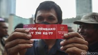 Sembako tersebut diambil warga yang memiliki kupon berwarna merah.