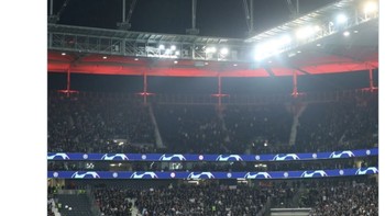 Suasana mengheningkan cipta Tragedi Kanjuruhan sebelum laga Eintrach Frankfurt vs Tottenham Hotspus. Tampak ada tulisan Bahasa Indonesia pada layar di stadion Deutsche Bank Park. Foto: Twitter