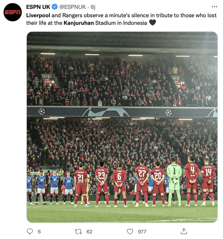 Sejumlah laga Liga Champions tadi malam diawali dengan mengheningkan cipta mengenang Tragedi Kanjuruhan, Malang.