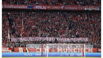 Bahkan, fans Bayern Munich membentangkan pesan khusus soal Tragedi Kanjuruhan. Foto: Twitter