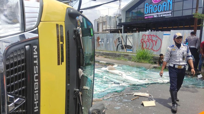 Truk terguling di Bandung