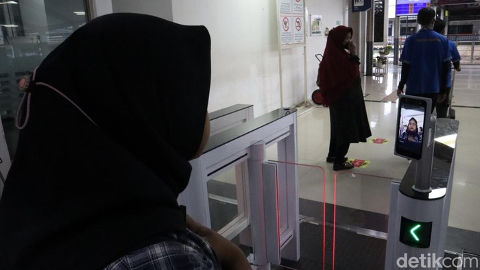 Uji coba fasilitas Face Recognition Boarding Gate di Stasiun Bandung.
