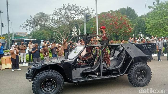 Upacara peringatan HUT ke-77 TNI dilaksanakan di Istana Merdeka, Jakarta. Sejumlah alutsista serta pasukan TNI menggelar parade. Jalan Merdeka Barat ditutup. (Adrial Akbar/detikcom)