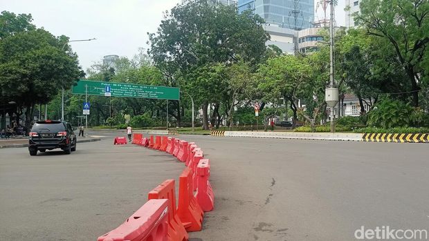 Upacara peringatan HUT ke-77 TNI dilaksanakan di Istana Merdeka, Jakarta. Sejumlah alutsista serta pasukan TNI menggelar parade. Jalan Merdeka Barat ditutup. (Adrial Akbar/detikcom)